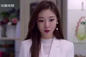 母亲不许女儿和男孩在一起，拿来药膏直接贴嘴上，父女俩着急说她