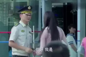 人贩子把拐来的男孩换装成女孩，把所有人都骗了视频封面