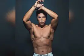 张丰毅30岁儿子近照曝光，如今长的比父亲还老，网友 长得像他妈视频封面