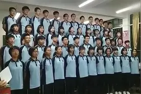 中学生教室齐唱《我爱你中国》，祝祖国母亲生日快乐！感动视频封面