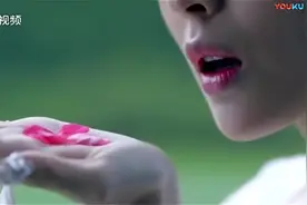 美女现出九尾狐的真身，地上的花，竟一下子都盛开了！