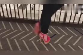 黑色紧身裤搭配粉红高跟鞋，展现美女可爱迷人的一面！视频封面