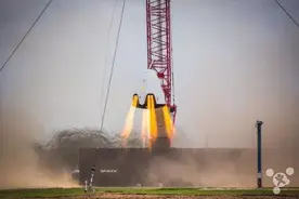 SpaceX 龙飞船成功做到空中悬停操作图片