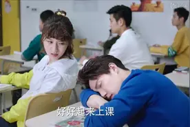 学生情侣公然在教室做小动作，老师三番五次提醒都不听视频封面