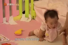 伊能静拿着奶瓶诱惑米粒，米粒立即向奶瓶爬去放开我的奶瓶，好萌