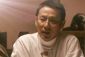 女朋友偷偷和别的男人约会，结果被男朋友撞见了！图片