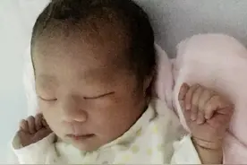 我的小乖乖出生了，看着身边熟睡的你。再累都值得了！图片