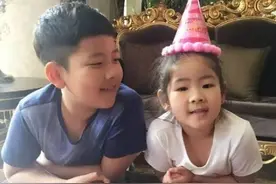 娱乐圈的暖男哥哥们对妹妹有多宠爱，比伯牵着妹妹比情人都珍贵图片