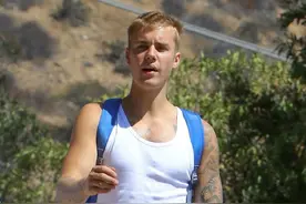 贾斯汀比伯最新街拍曝光，重点是穿着运动装不忘记好好提裤子！图片