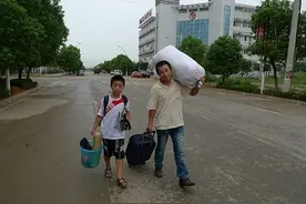 为什么现在农村的家长，挤破脑袋也要把孩子往城里送图片