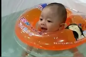 宝宝出生第一次换尿布就往爸爸脸上撒了尿。图片