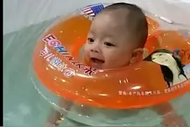 宝宝出生第一次换尿布就往爸爸脸上撒了尿。图片