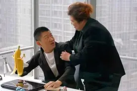 女总裁整日黏上单身男员工，办公室动情暗示又送花示爱视频封面