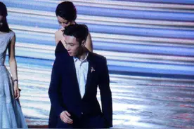 芭莎晚会，因佟丽娅鞋跟高，张艺兴扶了一下，就是这一扶圈粉无数图片