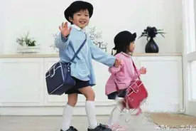 宝宝长大了会坐在爸爸身上，静静听爸爸说故事图片