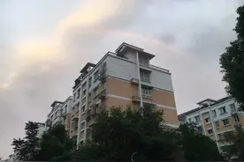 傍晚夕阳下，扬州城上空美丽彩虹现身图片