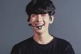 边伯贤 一个让人不自觉裂开嘴角的男孩图片
