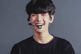 边伯贤 一个让人不自觉裂开嘴角的男孩图片