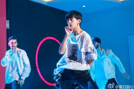 易烊千玺个人综艺首秀前热身彩排，乖巧可爱高冷霸气瞬间切换图片