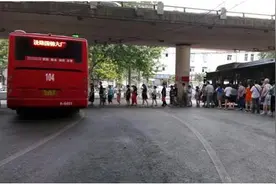 紫荆山桥下104路公交17年乘客排队乘车  井然有序图片