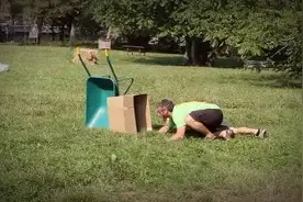 被大人玩坏的躲猫猫，最终还是玩不过熊孩子图片