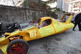大叔将三轮车改成“三轮两厢跑车”怪异造型引围观！牛人图片