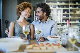 恋爱关系不长久，试试一起喝酒吧图片