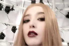 范冰冰深夜晒自拍紫色口红很妖魅，网友:冰冰姐这造型有毒啊！图片