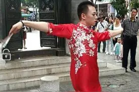 辣眼睛！小伙身穿旗袍脚踩高跟 昆明街头妖娆起舞图片