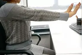 办公室健康小动作 塑身减肥时刻进行图片