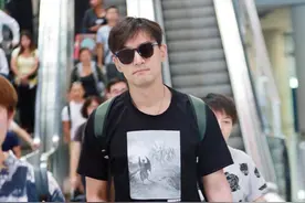 杨洋被黑完腿短又被黑手短 手不能弯只能笔直的插口袋？图片