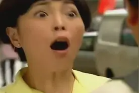 女孩把男朋友带回家，男朋友紧张坏了，赶紧先洗个脸冷静一下