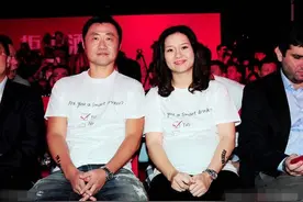 李娜挺大肚与丈夫姜山现身公益活动，二胎的李娜明显发福不少图片