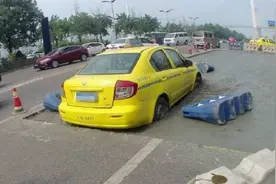 粗心司机驾驶出租车开进刚铺的水泥路，警察叔叔来帮忙图片