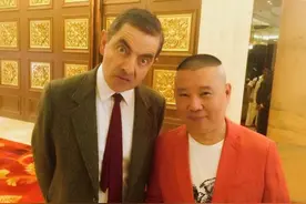 郭德纲和憨豆先生合影 有点厉害  网友：太毁时尚！图片