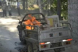 电动三轮途中自燃 巡逻民警及时救援图片