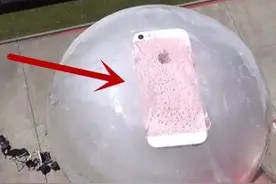好奇实验：把iPhone SE放在水里冻成冰块从高空中扔下去图片