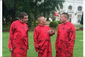 喜感十足的憨豆先生来中国啦，老郭教憨豆先生打快板图片