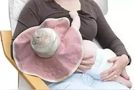 公交车上她给孩子喂奶，却被老太太骂不正经图片