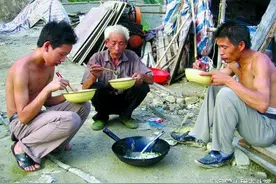农民工的伙食，看了揪心。图片
