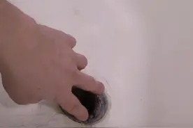 想要疏通被堵的排水孔，只需厨房中常见的两样材料图片