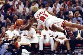 组图：NBA球星飞身救球  大虫居首韦德科比上榜图片