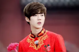 鹿晗一袭红衣，惊艳了芳华图片