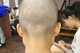 勇气！妹子因为太开心，剃成光头。图片