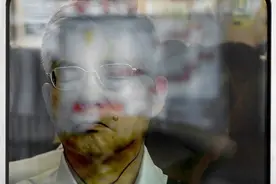 实拍：日本东京电车行人，乘客各种表情！图片