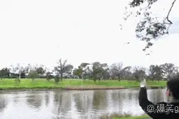 第一次见玩鞭子这么流弊的妹子图片