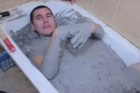 为什么国外人口少，用水泥洗澡，不做死就不会死了图片