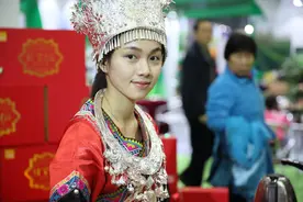 各种展会上的摄影有难度，光源复杂，人多，乱图片