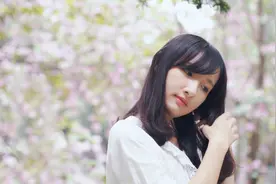 送女友到楼下，她邀我上楼，我们进入房间后，一女突然敲开门图片