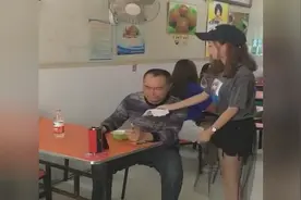 小伙饭馆吃面突然唱起这首歌，美女被感动递上餐巾纸